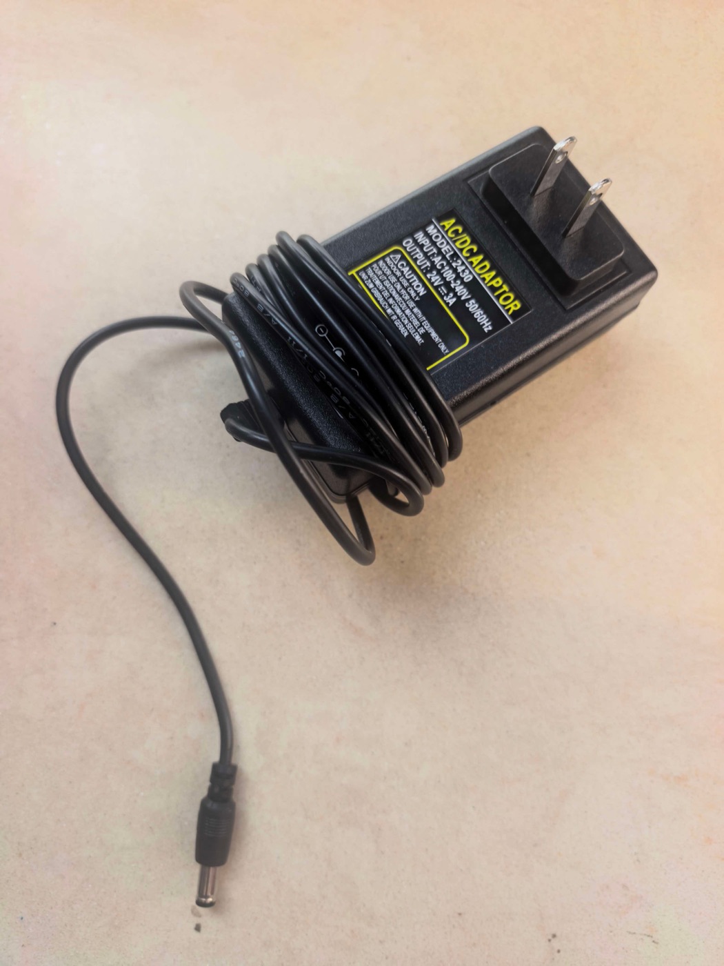 电源适配器（24V / 3A）
